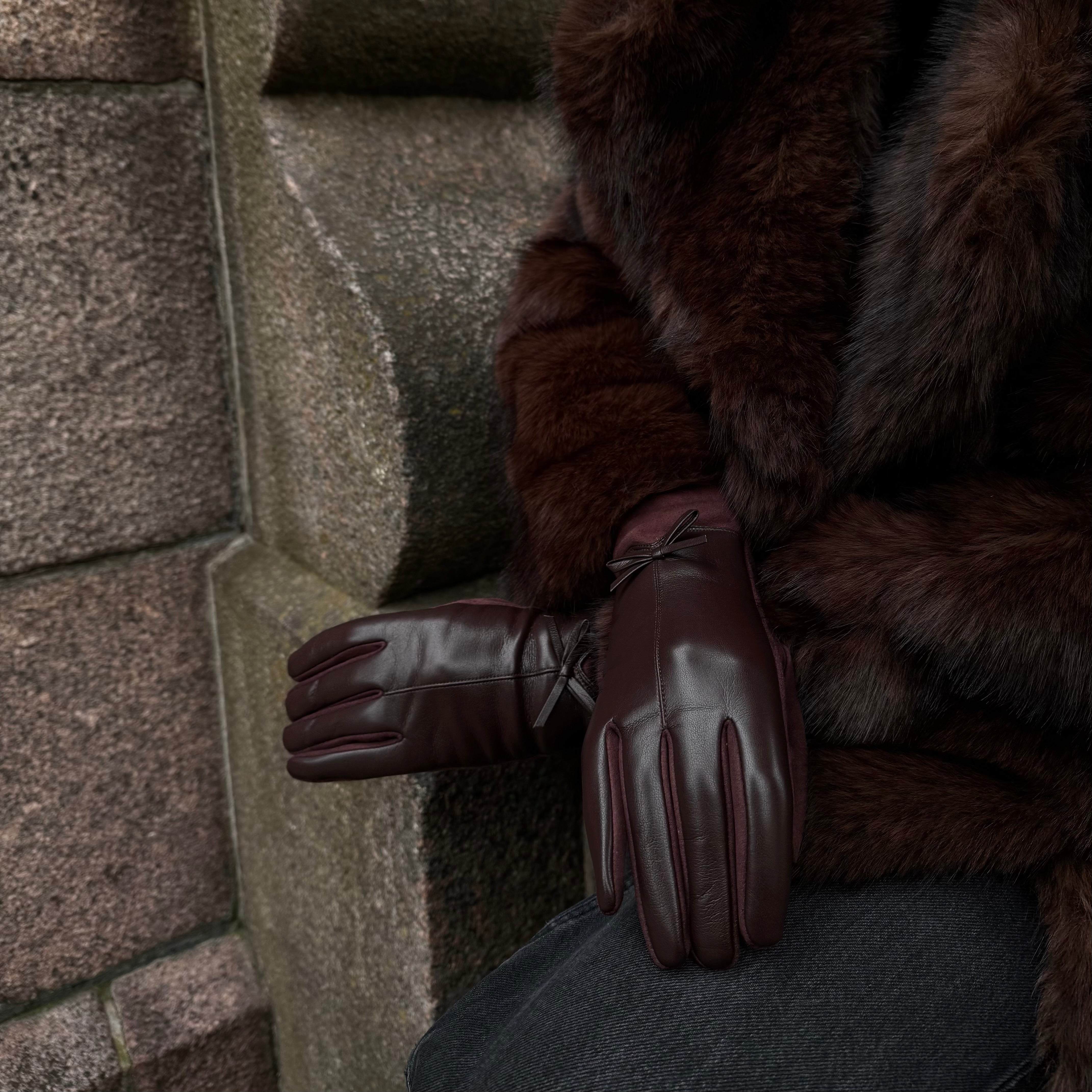 Pirštinės su kaspinėliu