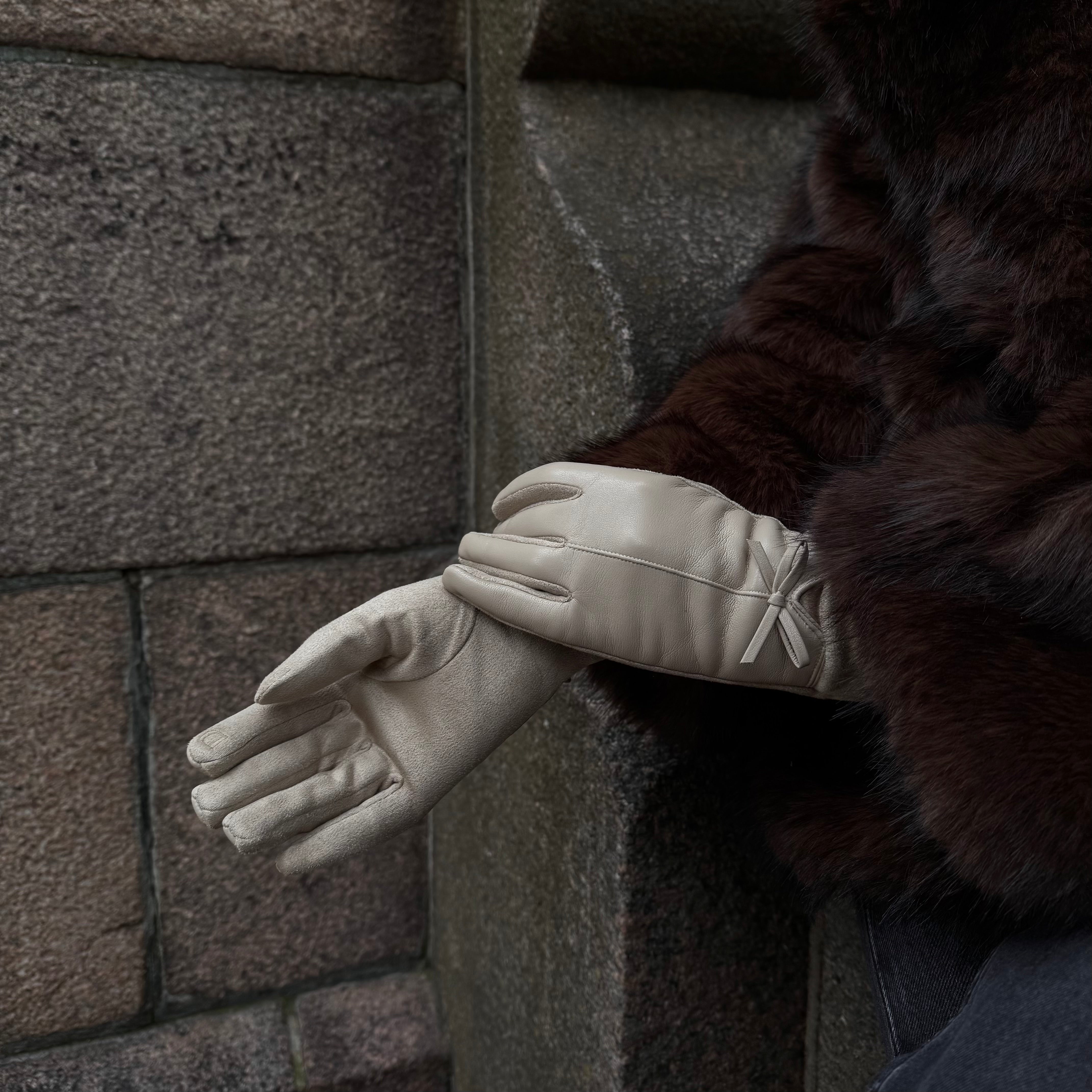 Pirštinės su kaspinėliu