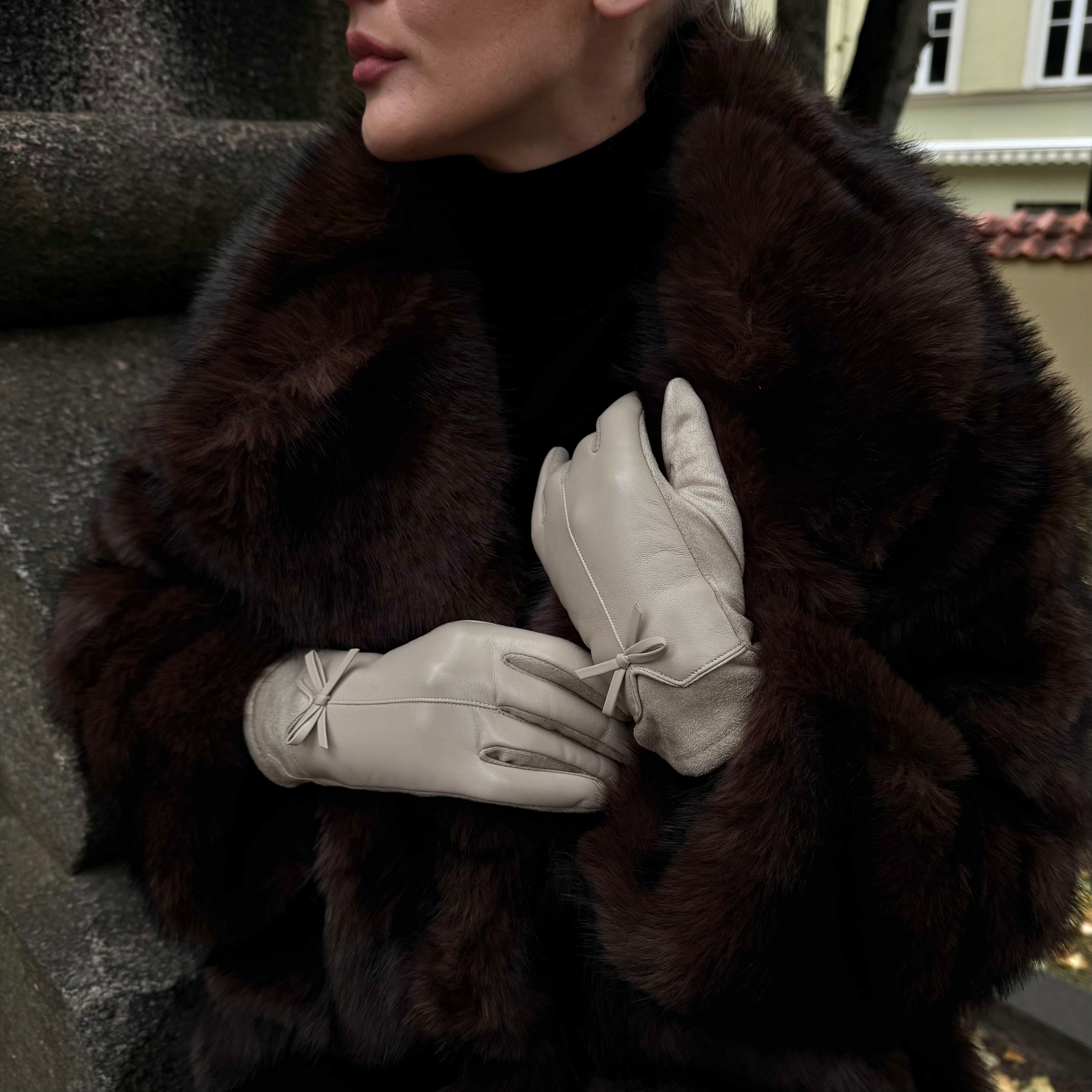 Pirštinės su kaspinėliu